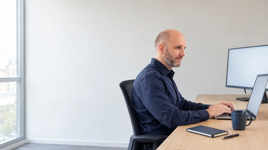 Alexandre Righini, fondateur de CAMEVA, à son poste de travail.